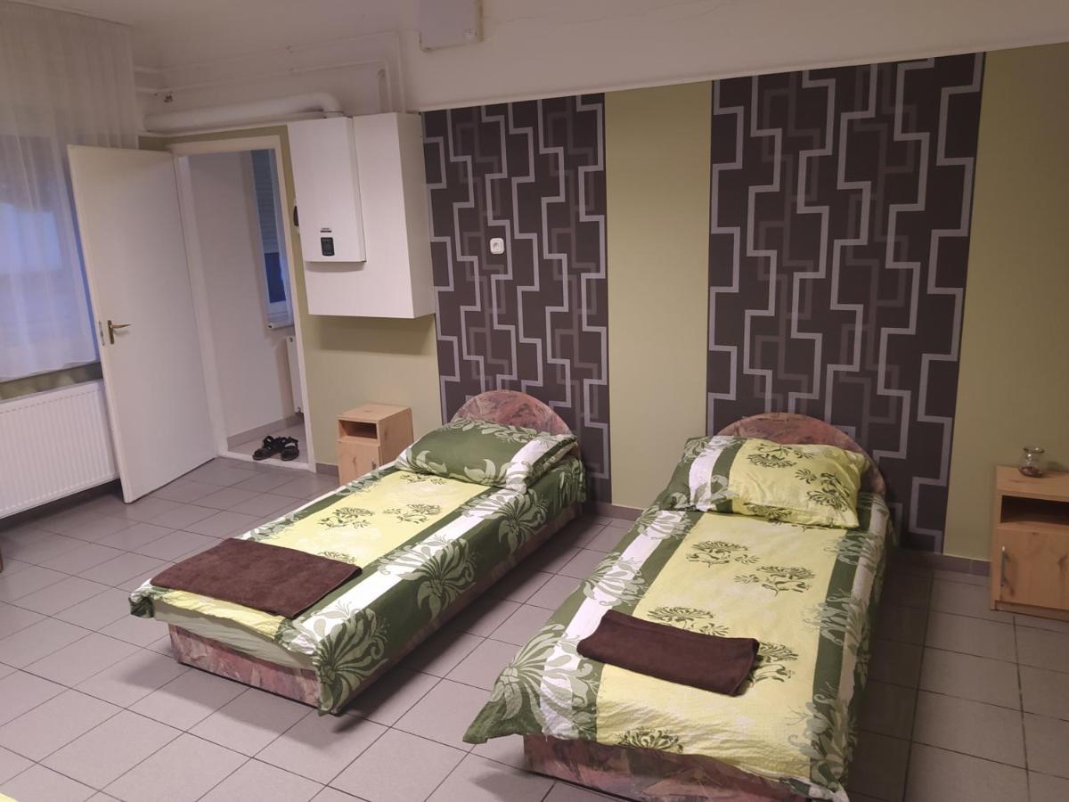 Pingpong Apartman Шолтвадкерт Екстериор снимка